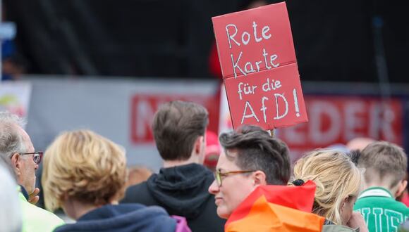 RECHAZO. “Tarjeta roja para la AfD”, dice el cartel de ciudadanos democráticos que protestan contra el extremismo. (Foto: EFE)