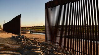 Migrantes aprovechan abertura en la frontera para ingresar a Estados Unidos