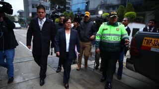 María Caruajulca llegó con policías a la Procuraduría, pero impidieron su ingreso 