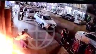 Mujer fue atacada con bomba molotov en plena vía pública