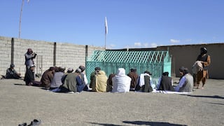 Afganistán: miembros del Talibán azotan en público a 12 personas