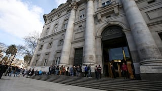 Ante alerta financiera, argentinos hacen largas filas para sacar ahorros de los bancos