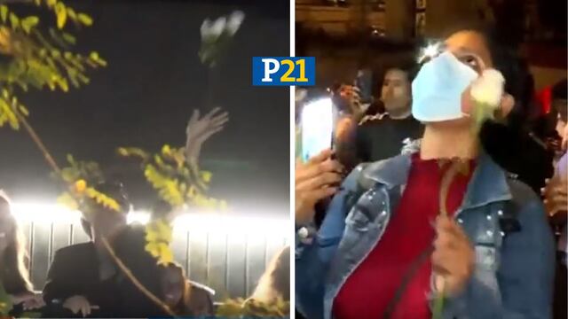 Hermano de Pedro Suárez-Vértiz arroja tulipanes blancos a fans que le rinden homenaje al cantante 