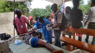 Médicos cubanos en Haití atienden víctimas de sismo y alistan hospital