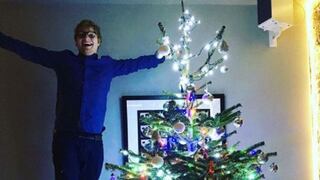 Ed Sheeran se luce más navideño que nunca mientras arma su árbol