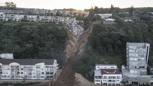 Las devastadoras inundaciones en Sudáfrica dejan al menos 341 muertos