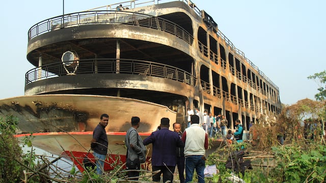 Bangladés: Mueren al menos 37 personas en el incendio de un ferri