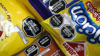 ¿Stickers o impresos? El gran dilema para que empresas importadoras de alimentos coloquen etiquetas de octógonos