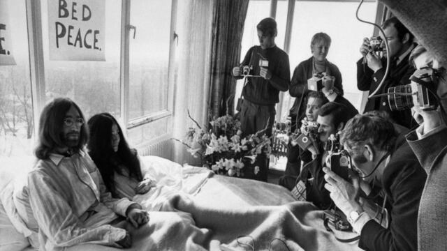 John Lennon y Yoko Ono: Aparecen imágenes perdidas de la pareja en la cama durante su luna de miel