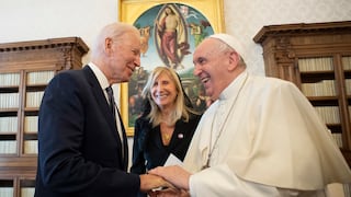 Reacciones de traductora del Papa Francisco durante encuentros con Joe Biden y Trump se vuelven tendencia | VIDEO