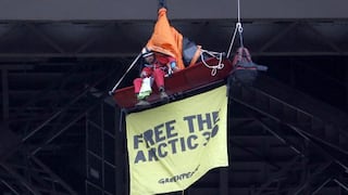 Activista de Greenpeace se cuelga de Torre Eiffel