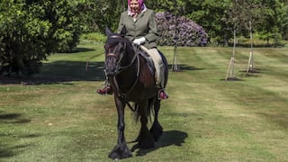 Isabel II desafía a sus médicos y vuelve a montar a caballo a los 96 años 
