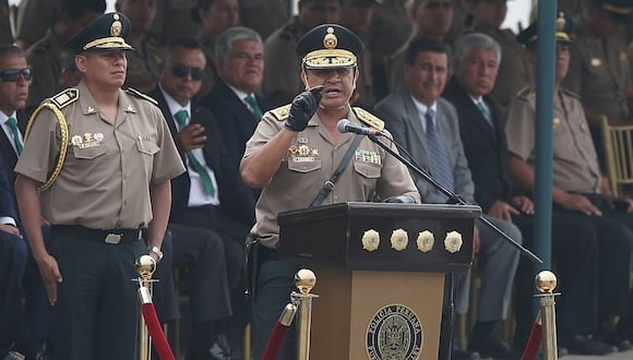 Víctor Zanabria, nuevo comandante general de la PNP, saludó a su antecesor Jorge Angulo. (Foto: GEC)