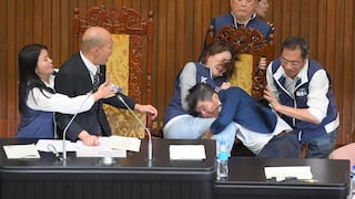 Taiwán: Congresistas se enfrascaron a golpes por un proyecto de ley [video]
