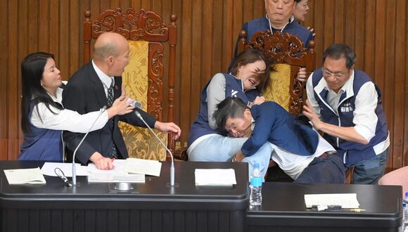 Legisladores  protagonizaron una auténtica batalla campal en plena sesión del Congreso. ( Fuente: AFP) (Photo by Sam Yeh / AFP)