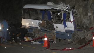 Canta: al menos 19 muertos dejó choque de coaster contra cerro en carretera | FOTOS