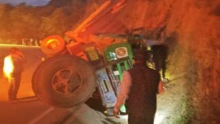 Piura: Chofer de camión muere tras despistarse e impactar contra un cerro en Canchaque