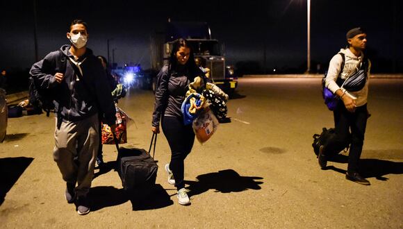 Migrantes extranjeros, en su mayoría venezolanos, abandonan el Perú.  (Foto referencial: Luis ROBAYO / AFP)