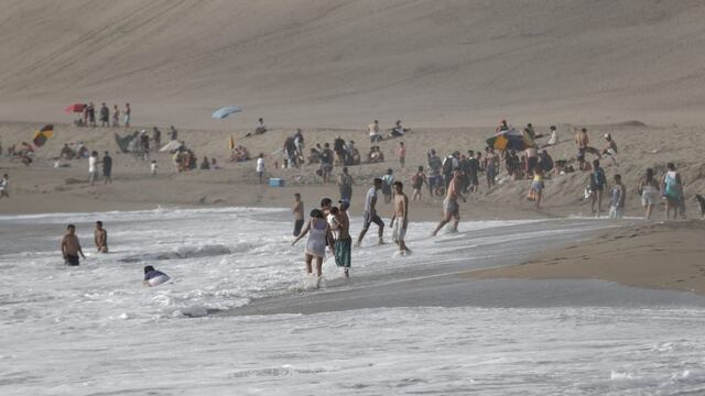 Chorrillos: varios grupos de personas se bañaron en la playa La Chira pese a prohibición