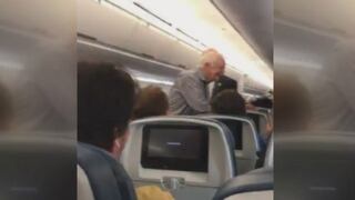 Ex presidente Jimmy Carter saludó uno a uno a todos los pasajeros de un vuelo [VIDEO]