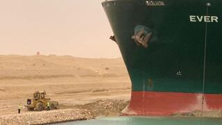 Navegación en Canal de Suez es suspendida temporalmente debido a un gigantesco buque encallado