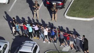 Suspenden a agente policial que fue encontrado durmiendo minutos antes del tiroteo en Florida