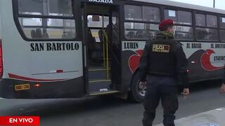 Tres pasajeros y un policía herido dejó asalto dentro de bus en la carretera Panamericana Sur | VIDEO