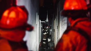 Incendio en Surquillo consume vivienda y hombre queda atrapado (VIDEO)