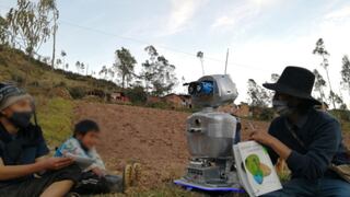 Docente viaja junto a su robot hecho de material reciclado para dictar clases en el VRAEM