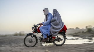 Pese al temor, mujeres resisten en un bastión talibán en Afganistán