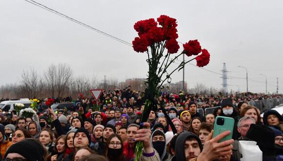 Personas asisten a la ceremonia fúnebre del difunto líder de la oposición rusa Alexey Navalny en el cementerio de Borisovo. (AFP)