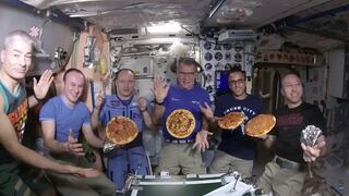 Astronautas enseñan cómo preparar una pizza en el espacio exterior [VIDEO]