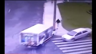 Ate Vitarte: Mujer se salvó de ser arrollada por furgoneta gracias a un poste [VIDEO]