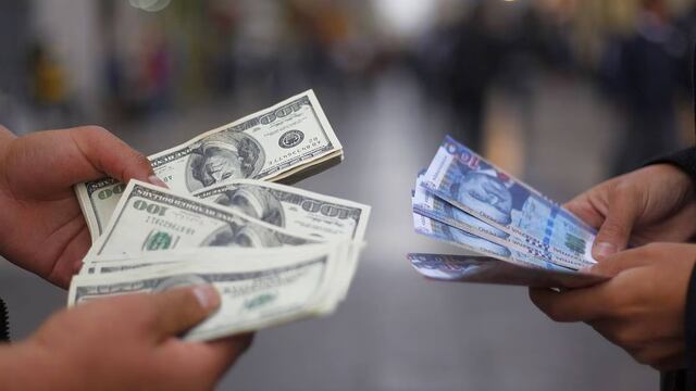 Tensiones políticas globales están fortaleciendo el dólar, según expertos