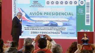 AMLO presenta boleto para rifar avión presidencial de México