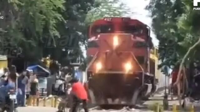 Hombre en silla de ruedas quiso ganarle a un tren y casi muere arrollado [VIDEO] 