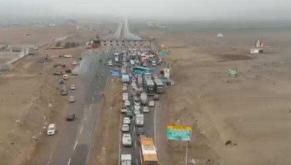 El choque ocasionó gran congestión vehicular. (Foto: Captura de video)