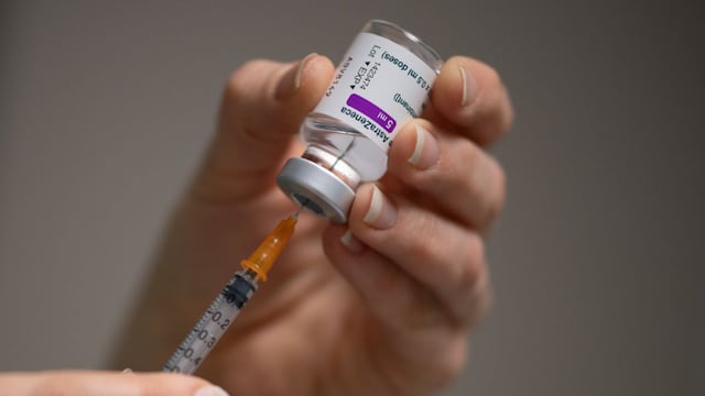Reino Unido: Siete muertes por coágulos sanguíneos tras vacuna de AstraZeneca 