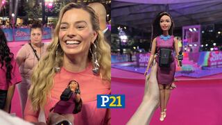 Reportera sorprende a Margot Robbie al utilizar una muñeca Barbie como micrófono para entrevistarla