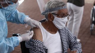 Adultos mayores afiliados al SIS son inmunizados contra el COVID-19 en Arequipa