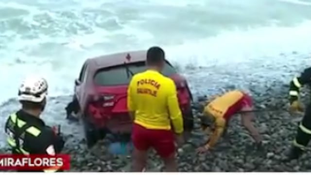 Miraflores: Rescatan auto arrastrado por las olas en playa Los Delfines
