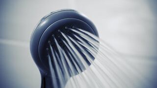 Una doctora recomienda dejar de orinar en la ducha por la salud de la vejiga