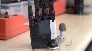 PUCP fabrica prótesis de mano que mejorará la calidad de vida de personas con discapacidad