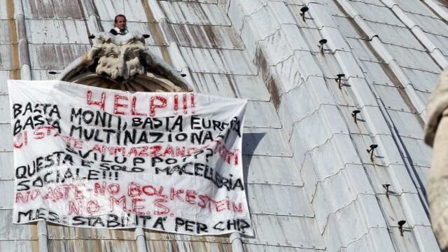 Un empresario protesta contra la crisis en lo más alto del Vaticano