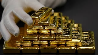 Oro opera a la baja presionado por sólido panorama para el dólar