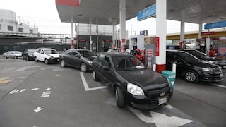 Reportan largas colas de vehículos por escasez de GLP en varios distritos de Lima y el Callao [FOTOS] 