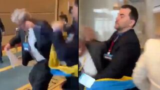Políticos de Rusia y Ucrania se agarran a golpes en asamblea [VIDEO]