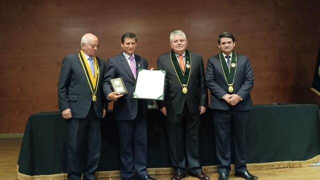 Presidente ejecutivo de Sierra y Selva Exportadora fue condecorado en la Universidad Católica de Santa María