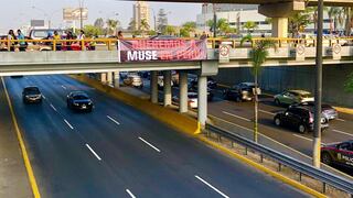 Los fans de 'Muse' reclaman a la banda con carteles en Javier Prado