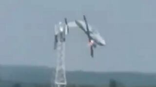 Video muestra el momento exacto en que avión cae y explota en Rusia